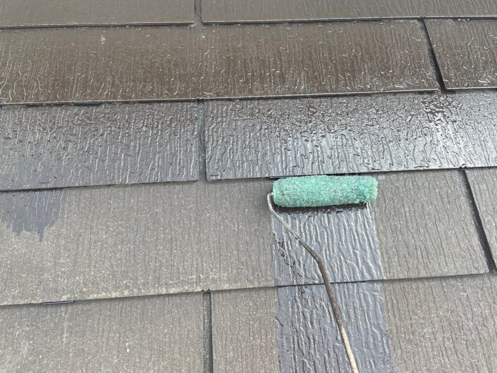 屋根に専用シーラーを塗ります。