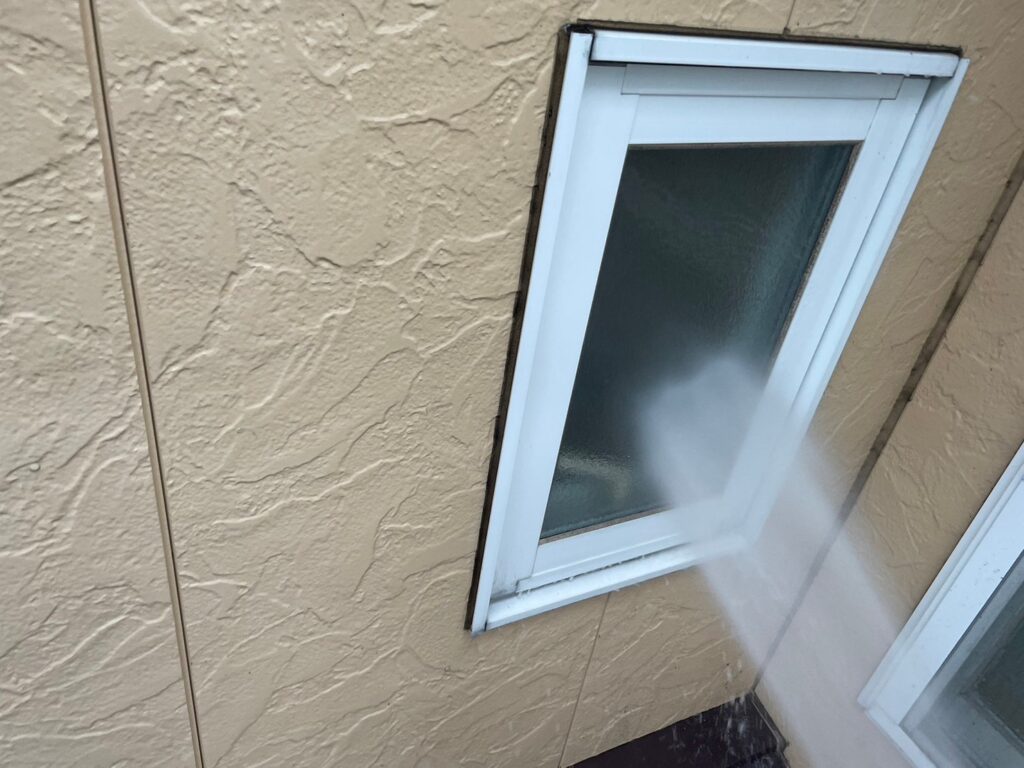 窓回りを高圧洗浄します。
