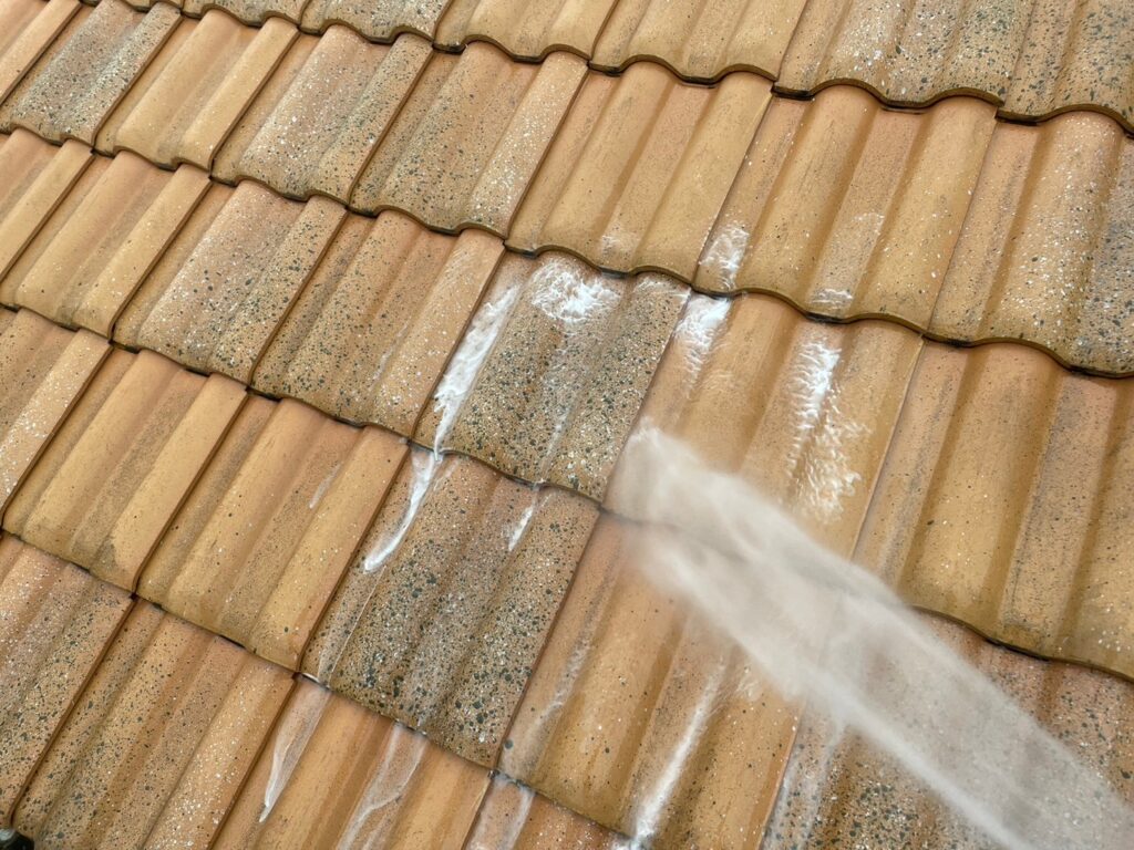 屋根を高圧洗浄します。<br />

